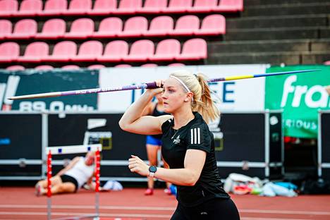 Siiri Elomaa on mukana Sastamalan Timanttikisoissa tänä lauantaina. Kuvassa hän heittää Tampereen Pyrinnön 125-vuotisjuhlakisoissa Ratinan stadionilla viime kesänä.