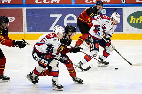 Emil Järventie (nro 33, takana) teki ensimmäiset maalinsa Kooveelle, kun joukkue voitti voittomaalikisassa Imatran Ketterän.