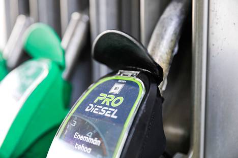Työ- ja elinkeinoministeriön asiantuntijan Harri Haaviston mukaan viime kesänä dieselin litrahinta tankattaessa oli noin puolitoista euroa ja nyt hinta on noin 1,85 euroa litralta.