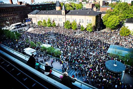 Vapaaehtoisilla on iso merkitys suurtapahtumien onnistumisessa. Tampere on nyt perustanut vapaaehtoispankin, jonne voi kuka tahansa ilmoittautua. Kuva on Jääkiekon MM-kisojen kultajuhlista Tampereelta 29.5.2022.