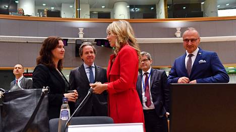 Valtiosihteeri Johanna Sumuvuori (vasemmalla) keskusteli Kanadan ulkoministeri Melanie Jolyn kanssa EU:n ulkoministerikokouksessa Brysselissä. 