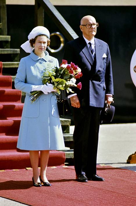 Kuningatar Elisabet nähtiin Suomessa kaksi kertaa. Vuonna 1976 presidentti Urho Kekkosen aikana ja vuonna 1994 presidentti Martti Ahtisaaren aikana. Kuvassa kuningatar saapuu valtiovierailulle Suomeen 25. toukokuuta 1976.