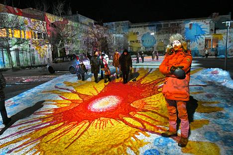 Valotaiteilija Immanuel Pax on yksi Lumenin tämän vuoden taiteilijoista. Hänen teoksensa sijaitsee Rauman kaupungintalon sisäpihalla. Kukkavoimaa – Flower Powerissa lasilevylle käsin maalatut kukkakuviot heijastetaan suuritehoisilla analogiprojektoreilla. Teos on tilaustyö tapahtumaan.