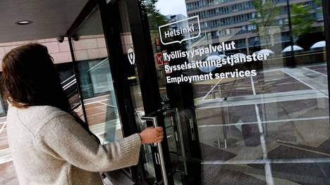 Asiakas menossa Helsingin Työllisyyden palvelutorille Pasilan TE-toimistoon 27. elokuuta 2021. Suomen työllisyystilanne kohenee ennusteen mukaan huomattavasti tänä vuonna.