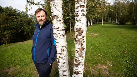 Tampereen Frisbeeseuran puheenjohtaja Petri Anttiroiko haluaa maksuttoman liikuntapaikan säilyvän jatkossakin Alasjärven maisemissa.