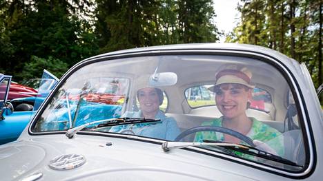 Elina Kytölä ja Sirpa Saviahde osallistuivat nostalgisiin naisten automobiiliajoihin vuonna 2020 Vehoniemen automuseolla Kangasalla. Automuseo on yksi Pirkanmaan suosituimmista taukopaikoista.  