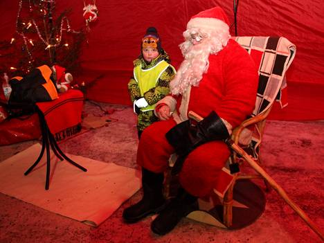 Jooa Murtomäki, 5, kävi reippaasti kertomassa Joulupukille lahjatoiveensa.