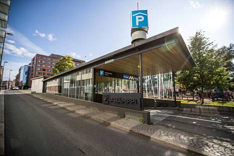 Tampereen kaupunginvaltuusto hyväksyi maanantaina 16. toukokuuta pitämässään kokouksessa P-Hämpin maanalaisen laajennuksen asemakaavan. P-Hämpin Rongankadun sisäänkäynti kuvattuna heinäkuussa 2019.