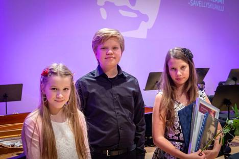 Klami-kilpailun nuorempien sarjan palkitut: Justiina Syrjänen (2. sija), Samuel Ahonen (1. sija) ja Siiri Koivunen (3. sija).