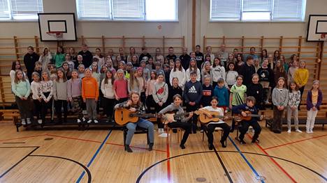 Musiikkiluokat harjoittelevat Kankaantaan koulussa suurta juhlakonserttia varten.