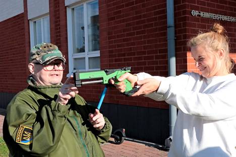Esa Rannisto Nakkilan reserviläisistä opetti markkinaväkeä ampumaan laseraseella. Vuorossa Anni Kivelä.