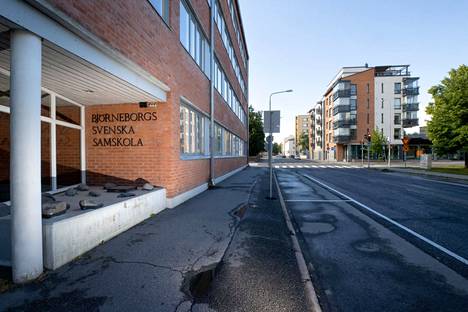 Yksityinen Björneborgs Svenska Samskolan on Porin ainoa ruotsinkielinen koulu. Kaupungin kanssa solmitun sopimuksen nojalla se on ruotsinkielisten porilaislasten lähikoulu.