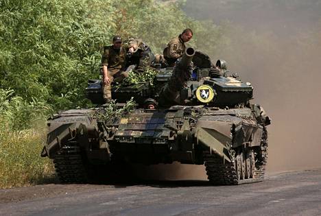 Ukrainalaiset sotilaat matkustavat panssarivaunun kyydissä Donetskin alueella 20. heinäkuuta 2022.