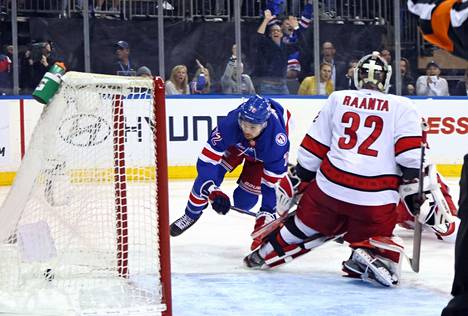 New York Rangersin Filip Chytil ohitti ottelussa vaihtoon luistelleen Carolina Hurricanesin Antti Raannan Rangersin voittoon päättyneessä ottelusarjan kuudennessa ottelussa lauantaina Madison Square Gardenissa.