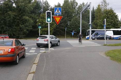 Kääntyvä autoilija väistää muita, oli valoja tai ei. Pyöräilijöiden ja jalankulkijoiden kannattaa tässä Kaukajärvellä olla tarkkana, sillä välillä heille onkin punainen valo.