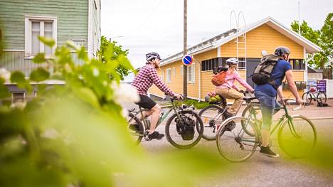 Pispalan maisemat Tampereelta ovat monen pyöräilijän mieleen. Tänä keväänä nähdään komea polkupyöräparaati Tampereen keskustasta Kotimaan Matkailumessuille. Se lähtee Sorsapuistosta lauantaina 6.5. kello 12 ja on osa puistossa kello 11 alkavaa pyöräilyviikon avajaistapahtumaa.