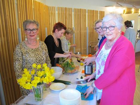 Seija Saarinen, Mia Sula, Marjut Hellström, Maija-Liisa Mäkinen ja Anne Rajala tekivät raikkaan ja ruokaisan salaatin, josta löytyi monenlaista makua.