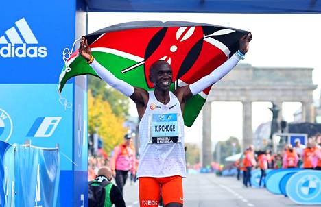 Kenialainen Eliud Kipchoge juoksi miesten maratonin maailmanennätyksen Berliinissä sunnuntaina.