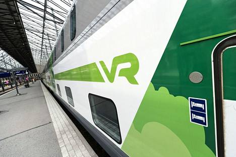 VR:n logo kaukoliikenteen junassa Helsingin päärautatieasemalla 7. heinäkuuta 2021.
