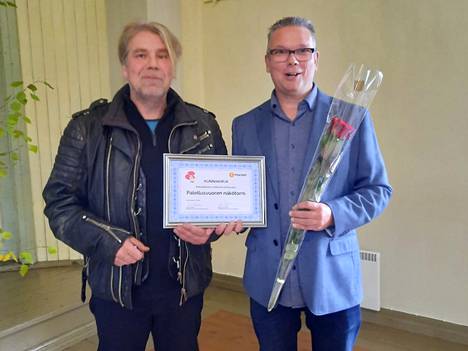 Palkinnon ottivat vastaan Pohjaslahden Kyläyhdistys Puhurin puolesta hankkeen pääpuuhamiehet Simo Salmi ja Arto Björkqvist.