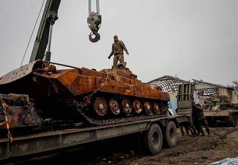 Ukrainalaiset sotilaat lastasivat vaurioitunutta venäläistä panssariajoneuvoa Hersonin alueella Ukrainassa 7. joulukuuta.