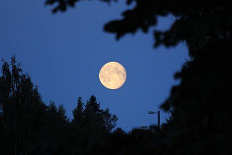Täysikuun hetki sattuu perjantain 12.8. aamuyölle, joten Kuun kirkkaus vielä lauantainakin saattaa estää himmeämpien Perseidien tähdenlentojen näkymisen. 