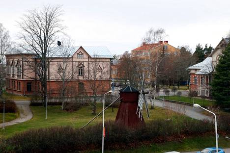 Jos Turun yliopiston säästöaikeet toteutuisivat, Raumalla ja Porissa jouduttaisiin ratkomaan aiempaa pahempaa opettajien sijaispulaa. Satakunnan yrityksetkin kärsisivät, kun työvoima ja asiakkaat vähenisivät. Eniten menettäisivät kuitenkin opiskelijat itse. 