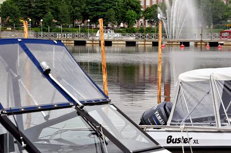 Jokikeskushanke siirtää Porin Etelärannan venepaikat kesäksi Pohjoisrantaan. Jokisatama on perinteisesti ollut Porin suosituinta venepaikka-aluetta.