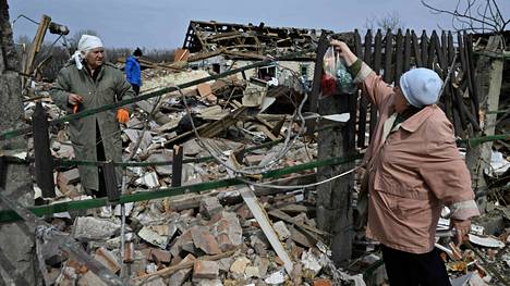 Naapurit kohtasivat Venäjän ilmaiskun aiheuttamien tuhojen keskellä Venäjän rajan läheisessä kylässä Sumyssa Ukrainassa 24. maaliskuuta.