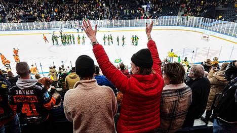 Jääkiekkofanit pääsivät jälleen Tampereen Nokia-areenalle lauantaina 5. helmikuuta sen jälkeen kun kokoontumisrajoituksia oli lievennetty Pirkanmaalla. Nykyrajoituksilla areenalle saa ottaa puolet tavallisesta yleisömäärästä.