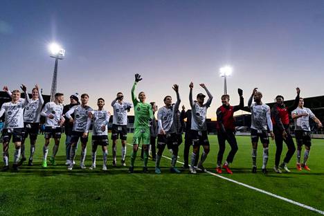 FC Haka juhli europelipaikkaansa Tehtaan kentän nurmella 30. lokakuuta 2022.