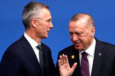 Näin Naton pääsihteeri Jens Stoltenberg (vas.) toivottiu Turkin presidentin Recep Tayyip Erdoğanin tervetulleeksi Naton kokoukseen Lontoossa 4. joulukuuta 2019.