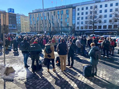 Tältä näytti Tampereen rautatieasemalla perjantaina iltapäivällä puoli kolmen aikaan. Ihmisiä oli liikenteessä paljon ja junaliikenne on poikki.