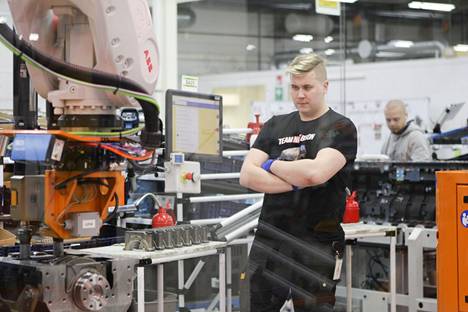 Asentaja Jani Kallio valvoo robotin toimintaa Agcon tehtaalla Nokian Linnavuoressa. Osa työstä tehdään manuaalisesti, mutta monet vaiheista hoitaa robotti. 