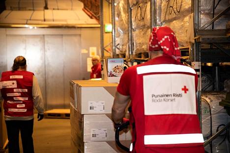 Suomen punaisen ristin katastrofivalmiusyksiköitä varastoidaan ja pidetään valmiudessa Tampereen Kalkun logistiikkakeskuksessa. Logistiikkakeskuksen työntekijöitä kuvattuna vuoden 2020 huhtikuussa.