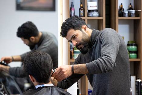 Mohammed Alkhaleeli on tottunut paiskimaan pitkää päivää jo ennen oman parturiliikkeensä avaamista. 
