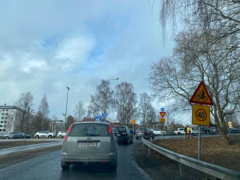 Näsilinnankadulla sai jonottaa, että pääsi liittymään Tampereen valtatielle.