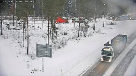 Raskasta ajoneuvoa hinattiin Alasjärven liittymän penkasta Tampereella tiistaina kello 10.54 otetussa kelikamerakuvassa.