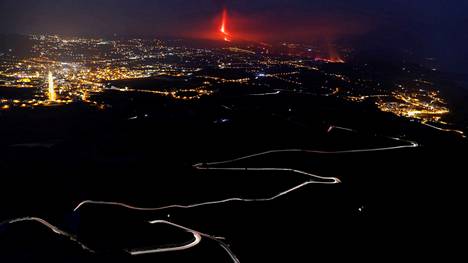 La Palman tulivuorenpurkaus nähtynä Tijarafen kaupungista.