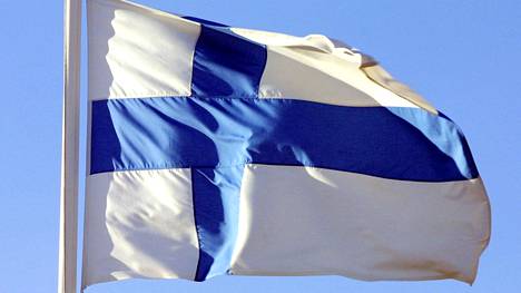 Kirjoittajan Altti Mäntylän mukaan siniristilippumme muistuttaa meitä  siitä, että voimme viettää juhannusta rauhan keskellä. 