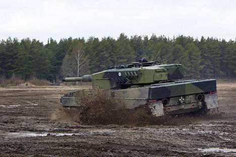 Puolustusvoimien ensimmäinen Leopard 2A4 taistelupanssarivaunu esiteltiin Parolannummella vuonna 2003. 