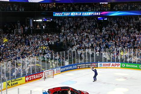 Kun koko Suomen katse oli Nokia-areenassa: Suomen miesten jääkiekkomaajoukkue kaatoi MM-finaalissa Kanadan 29. toukokuuta ja pääsi juhlimaan kultamitalia kotikisoissaan. Kuvassa pokaalin kanssa kunniakierroksella Marko Anttila.