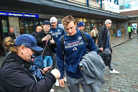 Innokkaimmat kannattajat tulivat NHL-seura Colorado Avalanchen pelaajia vastaan Tampereen rautatieasemalle torstaina 3. marraskuuta. Yksi faneista pysäytti heti Cale Makarin. Taustalla joukkueen suomalaistähti Mikko Rantanen. 
