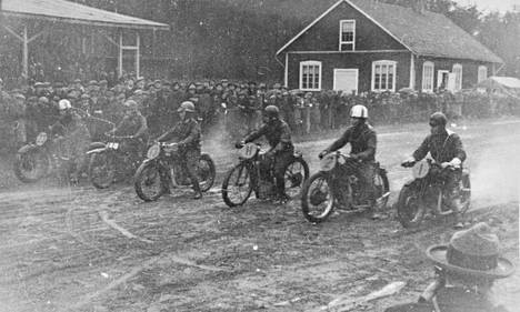Porin hevoskentän ajot luultavasti vuodelta 1934. Onni Kyrö numerolla kaksi, kuvassa toinen oikealta. Hevoskenttä oli nykyisen Uudenkoiviston alikäytävän ja vanhan lentoaseman välisellä alueella. 