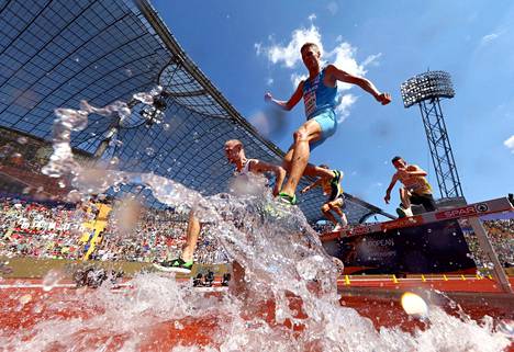 Topi Raitanen vesiesteellä Münchenin olympiastadionilla.
