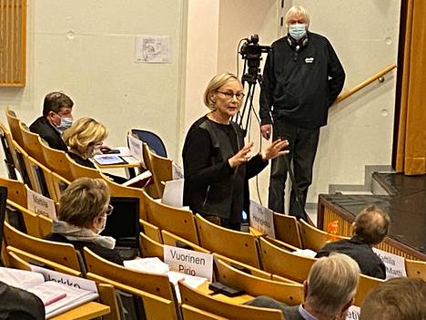 Ulla Yli-Hongisto (kesk) oli kaupunginvaltuuston kokouksessa huolissaan siitä, pystyykö Sylvään koulu vastaanottamaan Äetsän yläkoulun oppilaat jo syksyllä 2024. 
