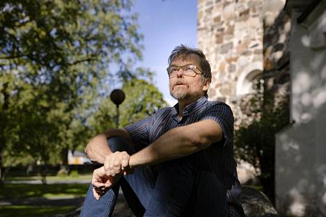 Kirjailija Tapio Koivukari on aiemmin työskennellyt myös suomentajana, puuseppänä, ahtaajana ja veneenrakentajana.