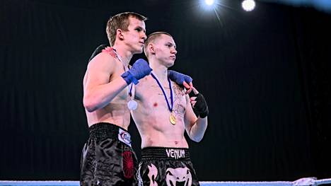 Tamperelaisen kamppailulajiseura MMA Team 300:n Niko Hintikka (oik.) nappasi miesten alle 75 kilon sarjan kultamitalin kaulaansa tyrmäämällä Ruslan Vartyaisen finaalin ensimmäisessä erässä.