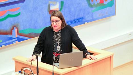 Vihreiden valtuustoryhmän puheenjohtaja Kaisa Räsänen kaupunginvaltuuston kokouksessa 12. joulukuuta.
