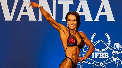 Suomen mestari Helena Huikkala poseeraa tuomareille Fitness Classic Vantaa -kilpailussa.